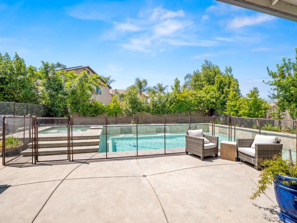 1229 E Via Roma, Fresno, CA 93730
