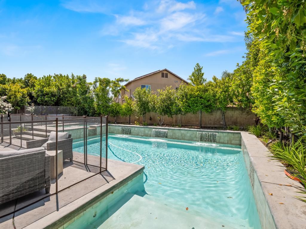 1229 E Via Roma, Fresno, CA 93730