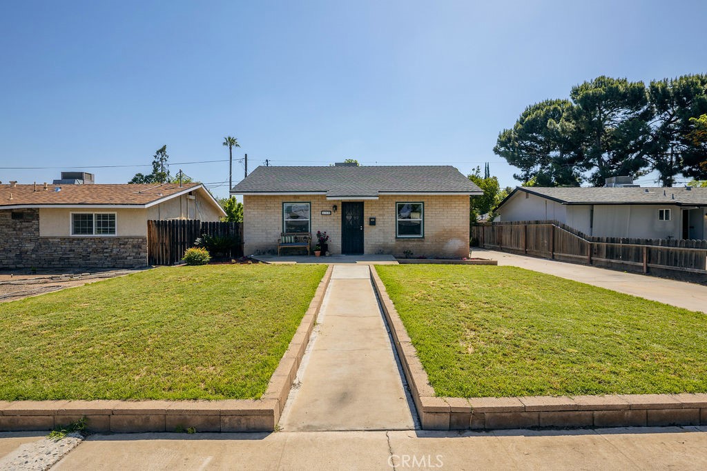 335 Oxford Ave, Clovis, CA 93612