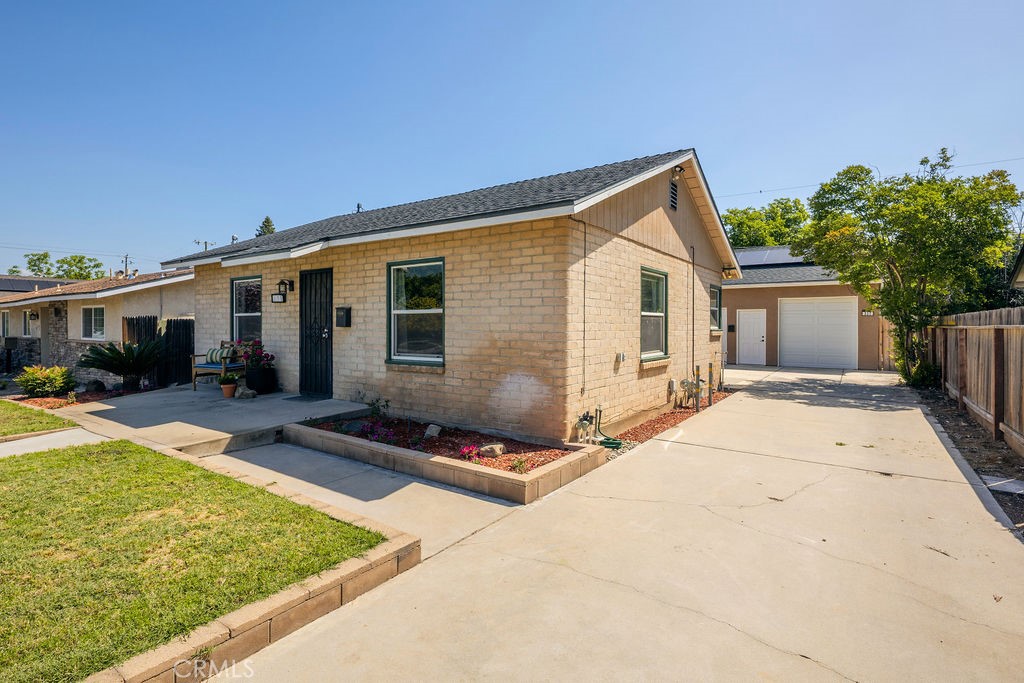 335 Oxford Ave, Clovis, CA 93612