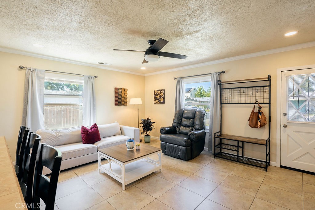 335 Oxford Ave, Clovis, CA 93612