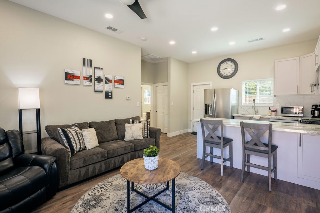 335 Oxford Ave, Clovis, CA 93612