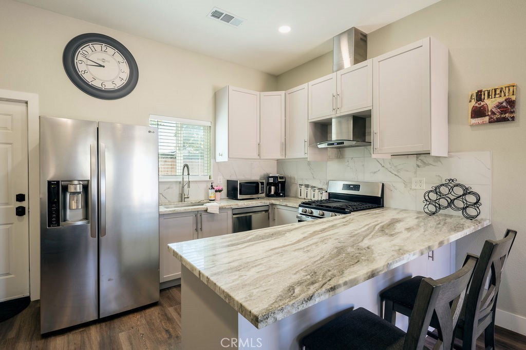 335 Oxford Ave, Clovis, CA 93612