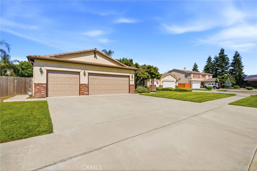 2429 N Oak Grove Ct, Visalia, CA 93291