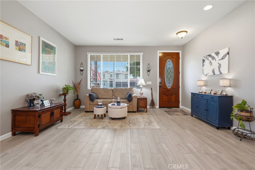 2429 N Oak Grove Ct, Visalia, CA 93291