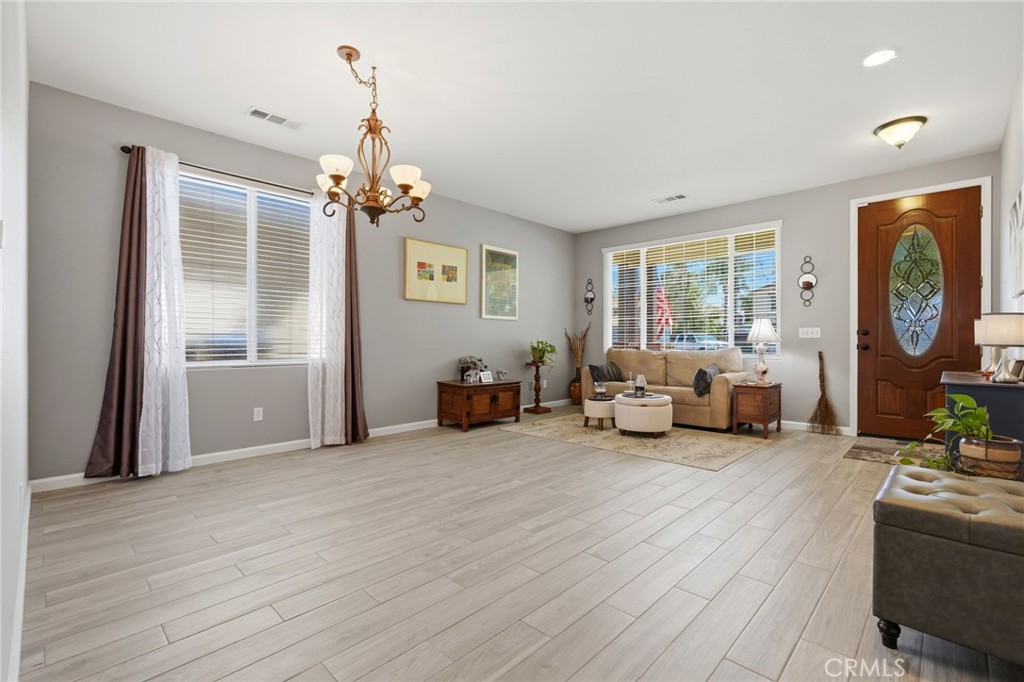 2429 N Oak Grove Ct, Visalia, CA 93291
