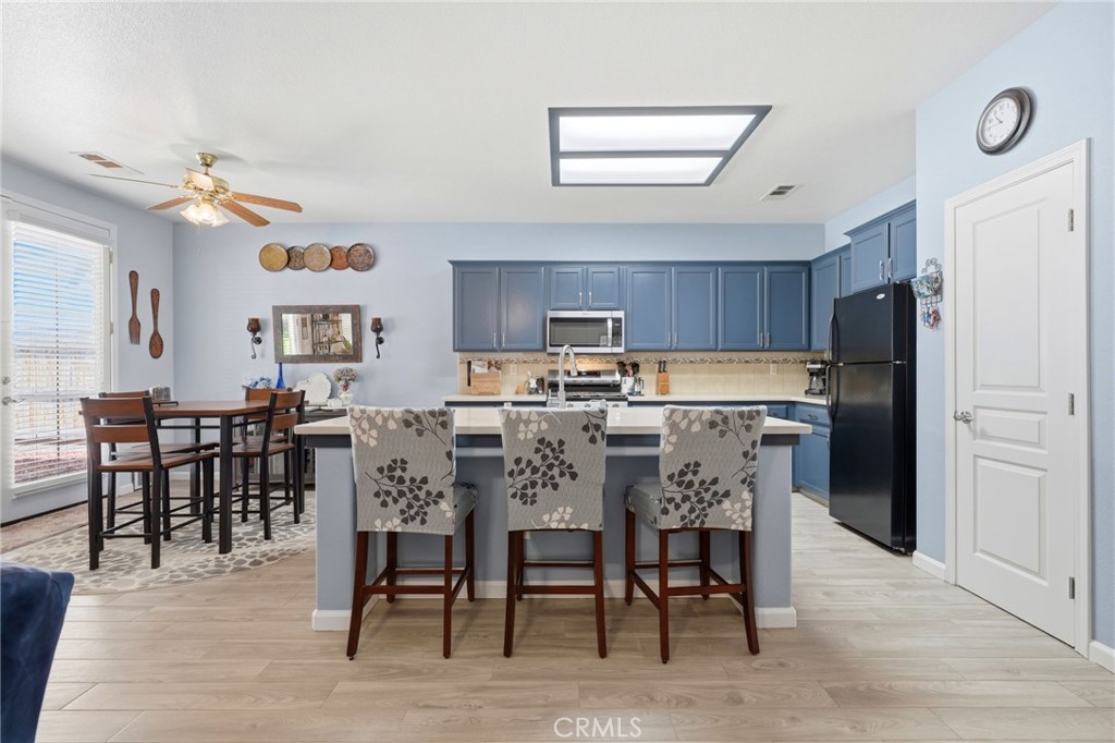 2429 N Oak Grove Ct, Visalia, CA 93291