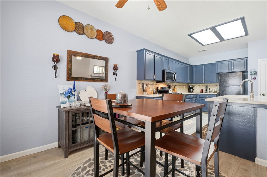 2429 N Oak Grove Ct, Visalia, CA 93291
