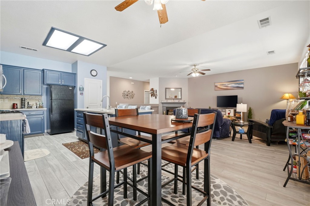 2429 N Oak Grove Ct, Visalia, CA 93291