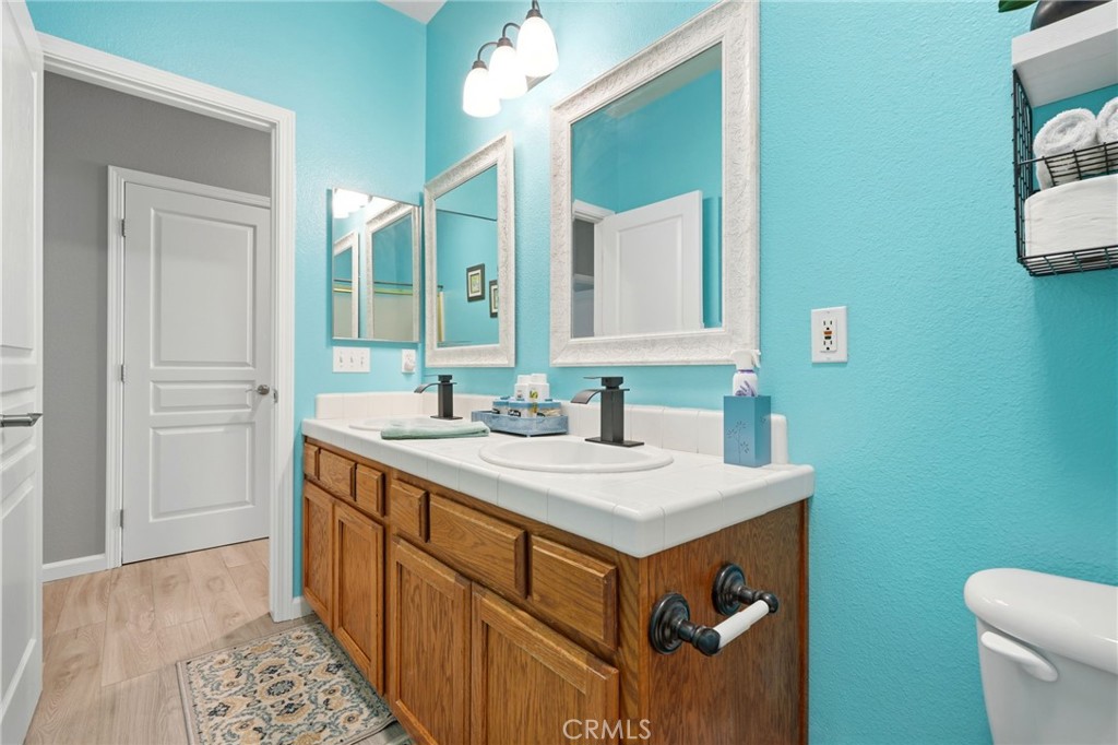 2429 N Oak Grove Ct, Visalia, CA 93291