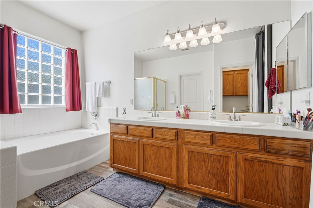 2429 N Oak Grove Ct, Visalia, CA 93291