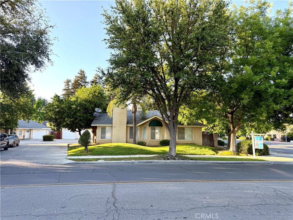 7127 N Antioch, Fresno, CA 93722