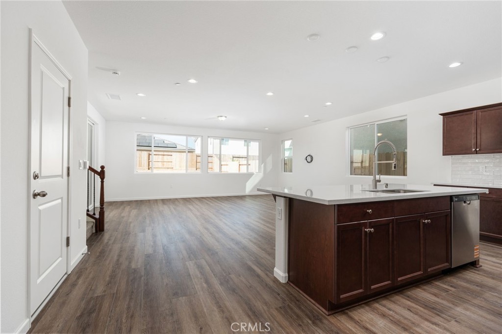1189 W Magnolia Ct, Madera, CA 93636