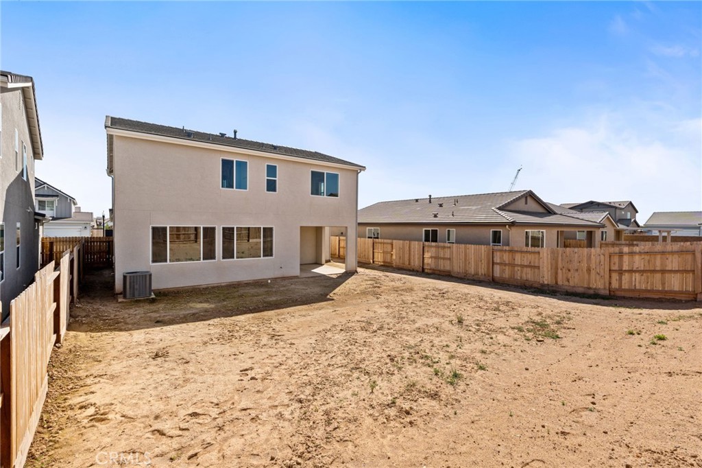 1189 W Magnolia Ct, Madera, CA 93636