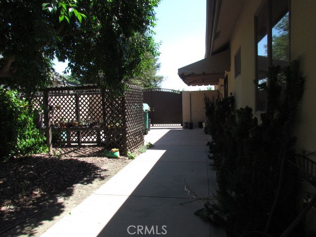 1072 Rorden Ave, Selma, CA 93662