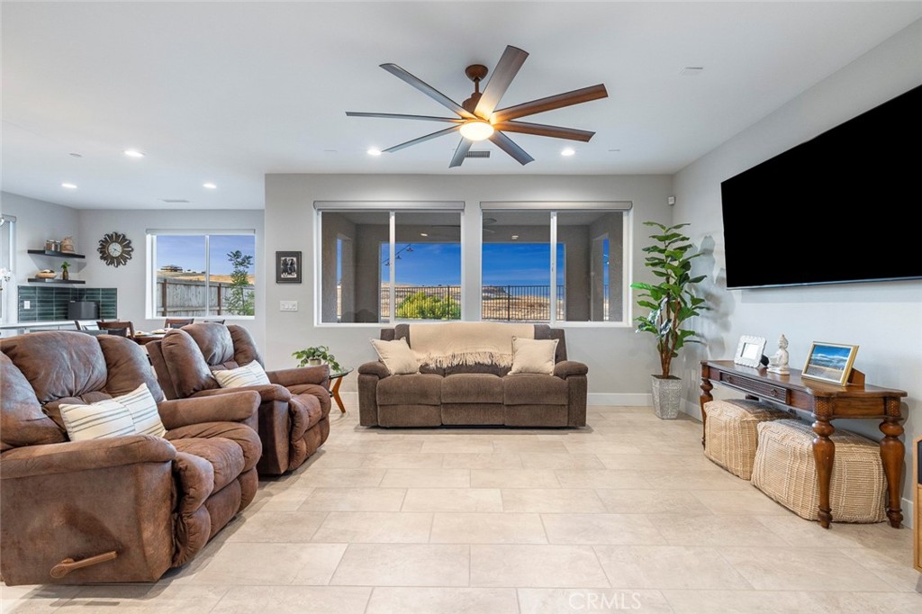 1243 Wildflower Dr, Madera, CA 93636
