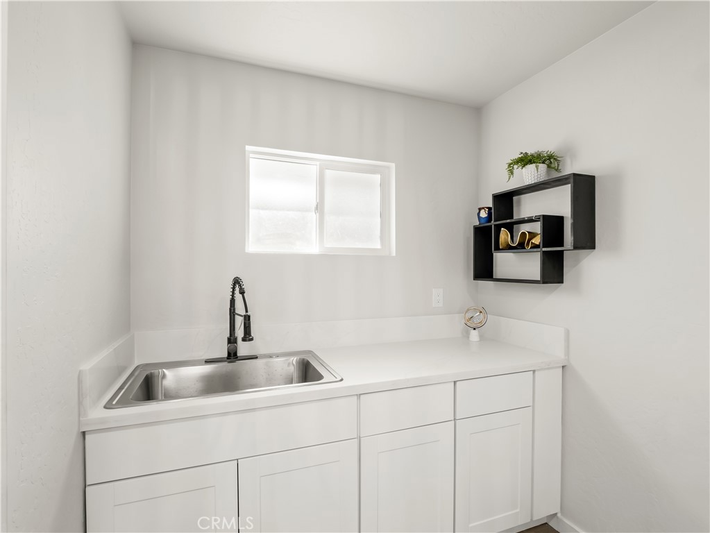1490 W Shaw, Fresno, CA 93711