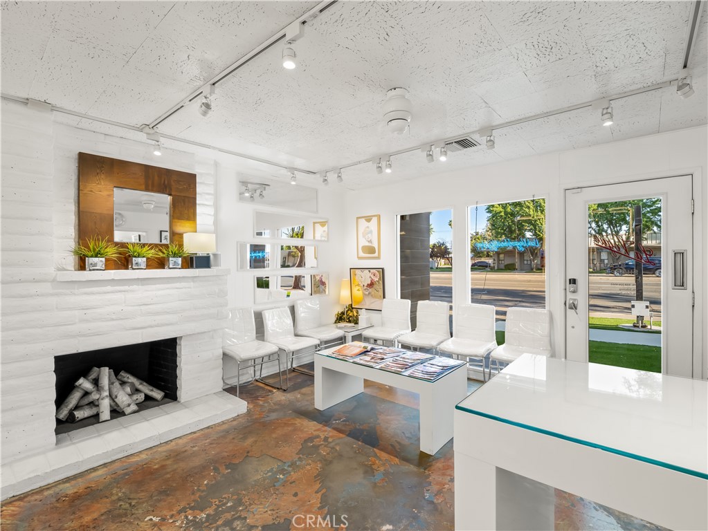 1490 W Shaw, Fresno, CA 93711