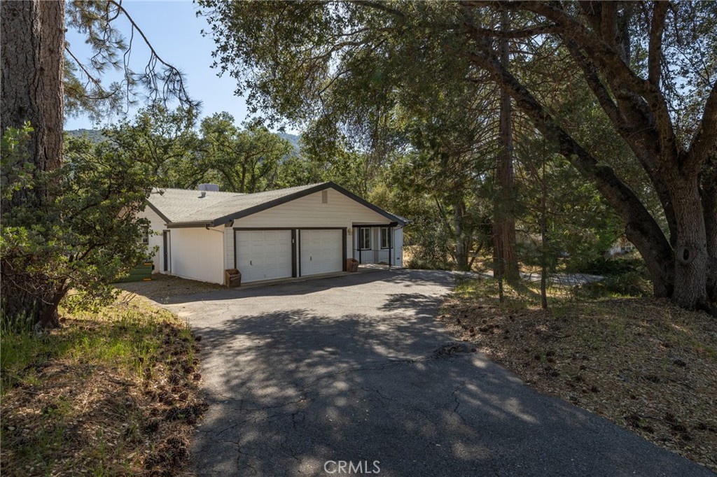 48866 Rock Point Rd, Oakhurst, CA 93644