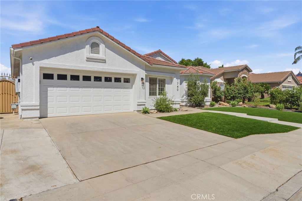 1740 N McKelvy Ave, Clovis, CA 93619