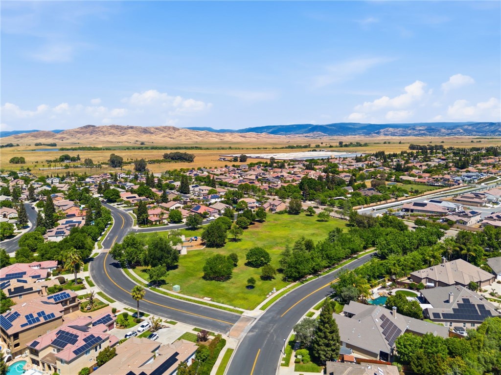 1740 N McKelvy Ave, Clovis, CA 93619