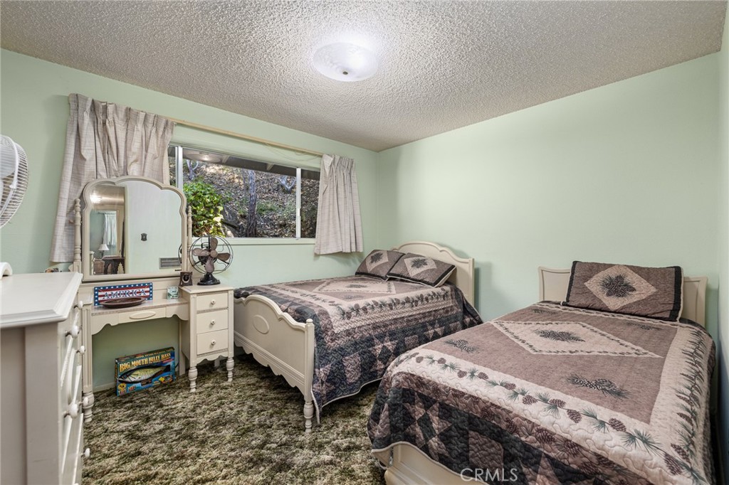 38980 Lake Point Ct, Bass Lake, CA 93604