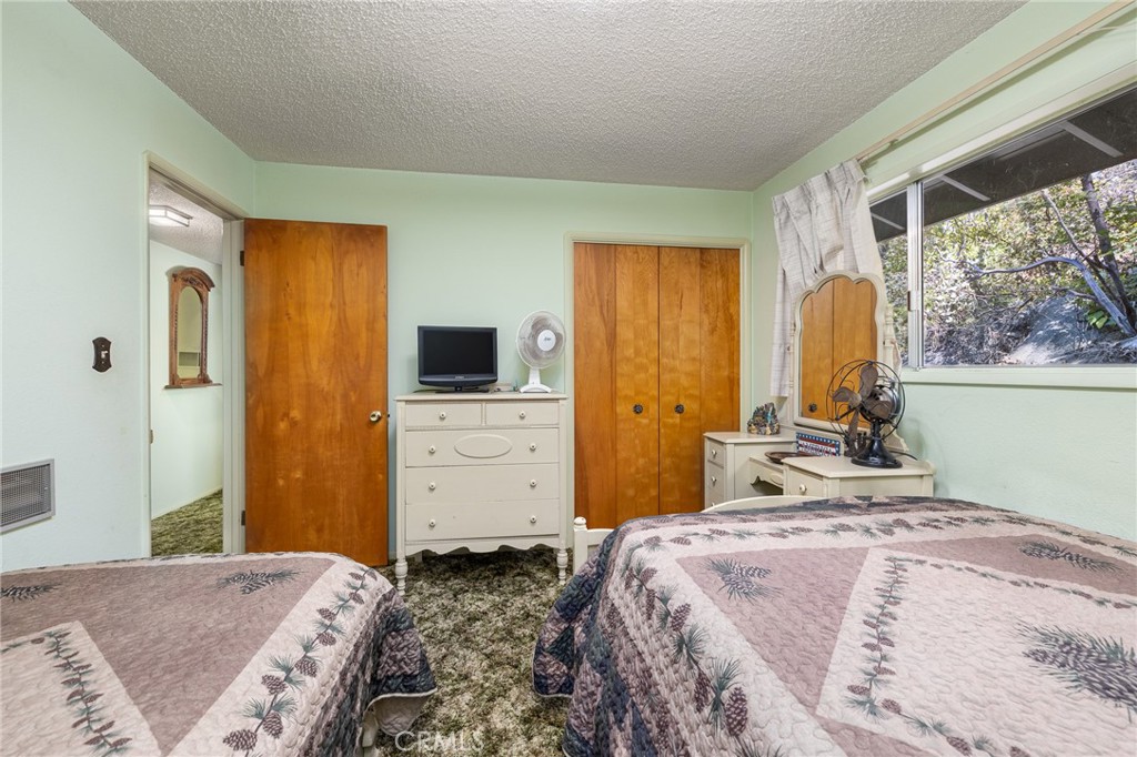 38980 Lake Point Ct, Bass Lake, CA 93604