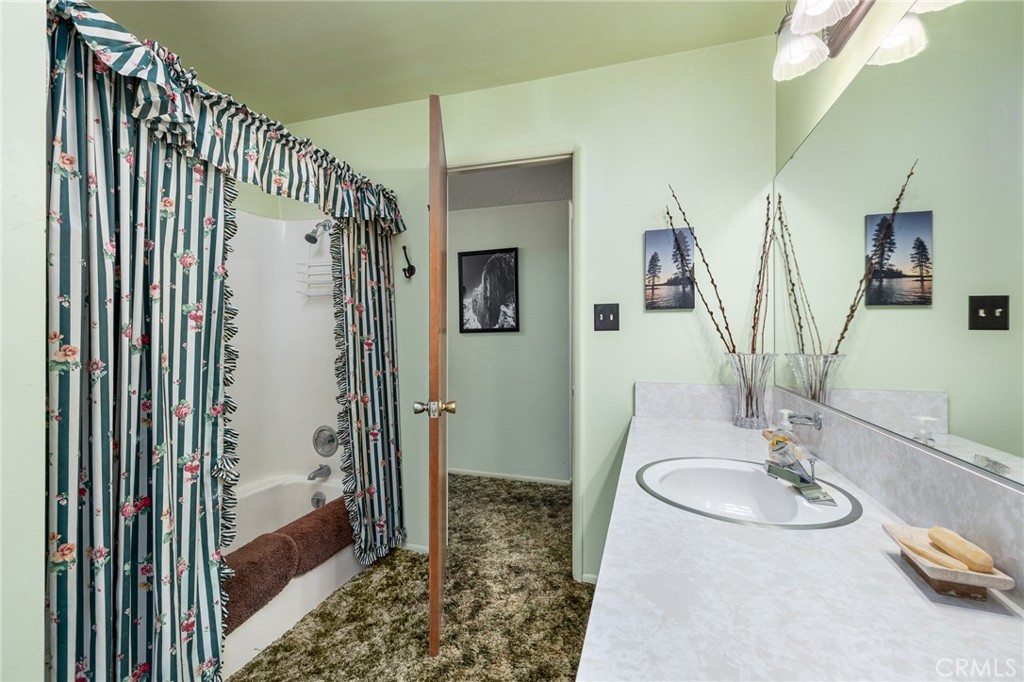 38980 Lake Point Ct, Bass Lake, CA 93604
