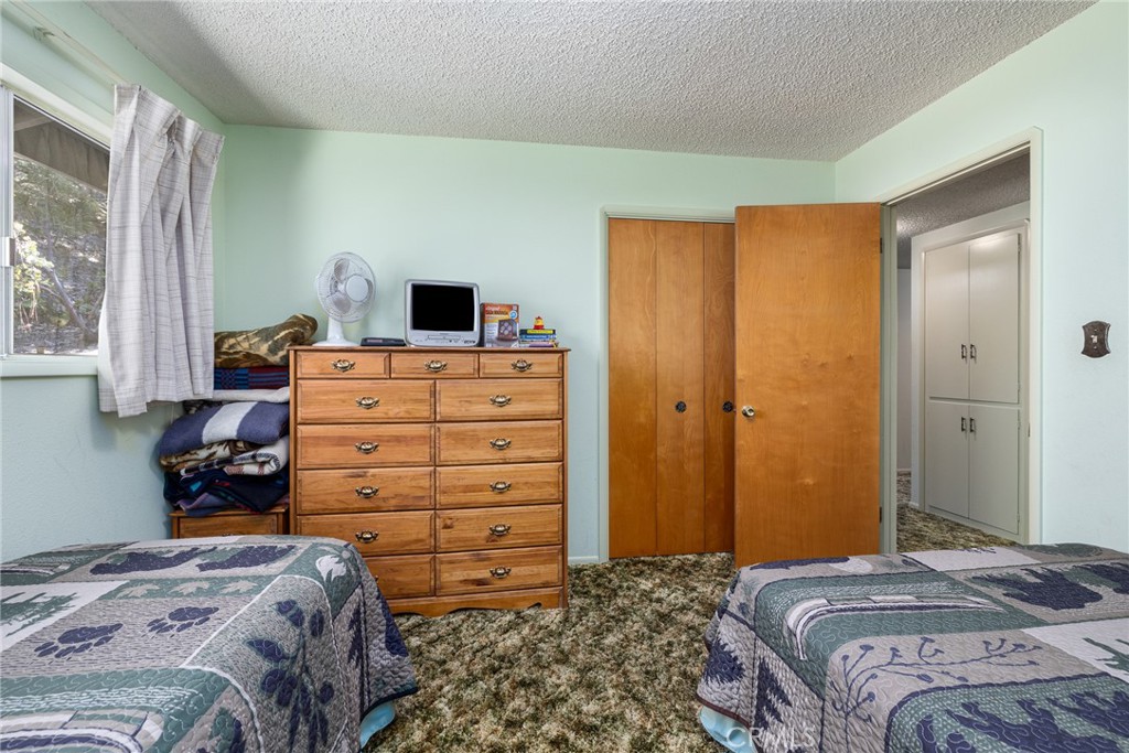 38980 Lake Point Ct, Bass Lake, CA 93604