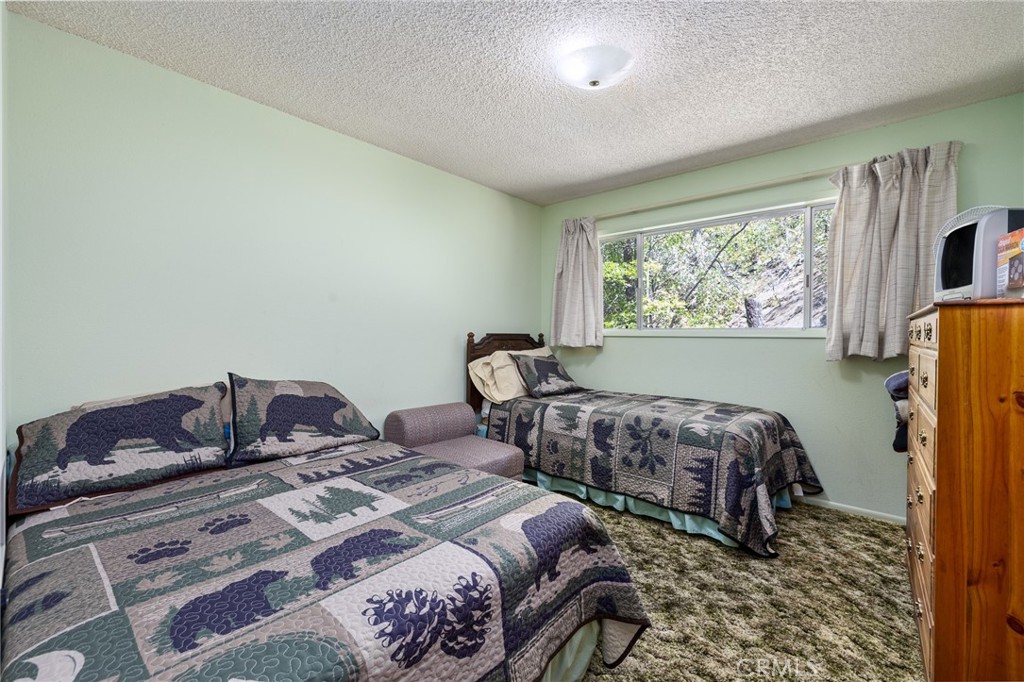38980 Lake Point Ct, Bass Lake, CA 93604