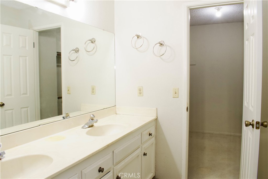 1583 Celeste, Clovis, CA 93611