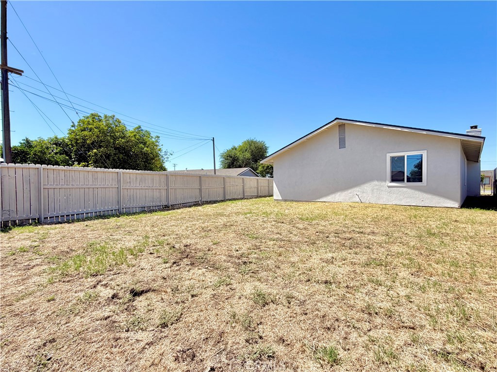 1725 Crowell St, Livingston, CA 95334