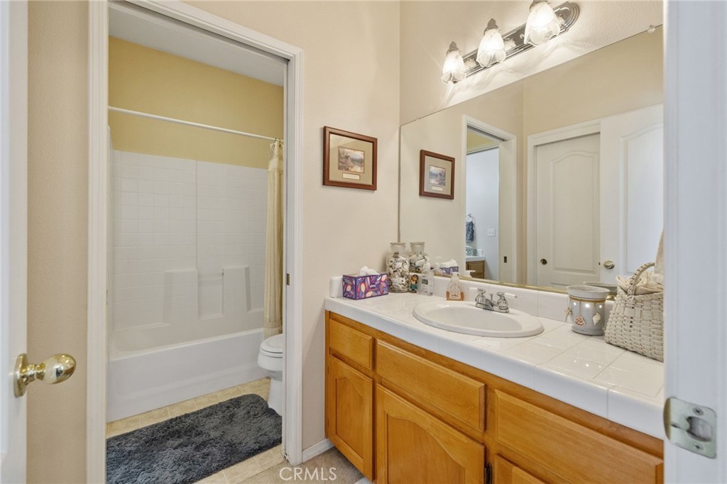 1547 W Claridge Ct, Hanford, CA 93230