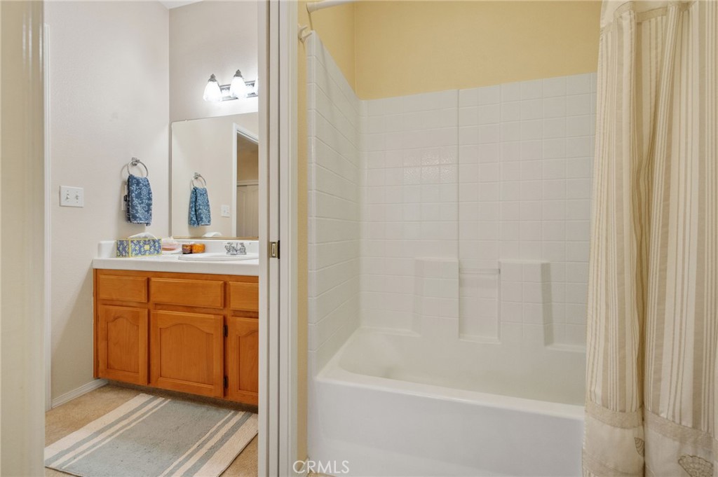 1547 W Claridge Ct, Hanford, CA 93230