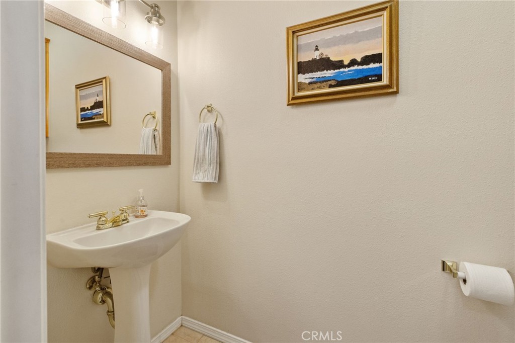 1547 W Claridge Ct, Hanford, CA 93230