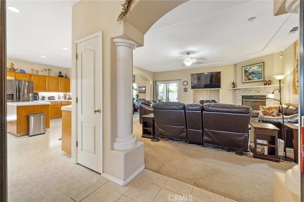 1547 W Claridge Ct, Hanford, CA 93230