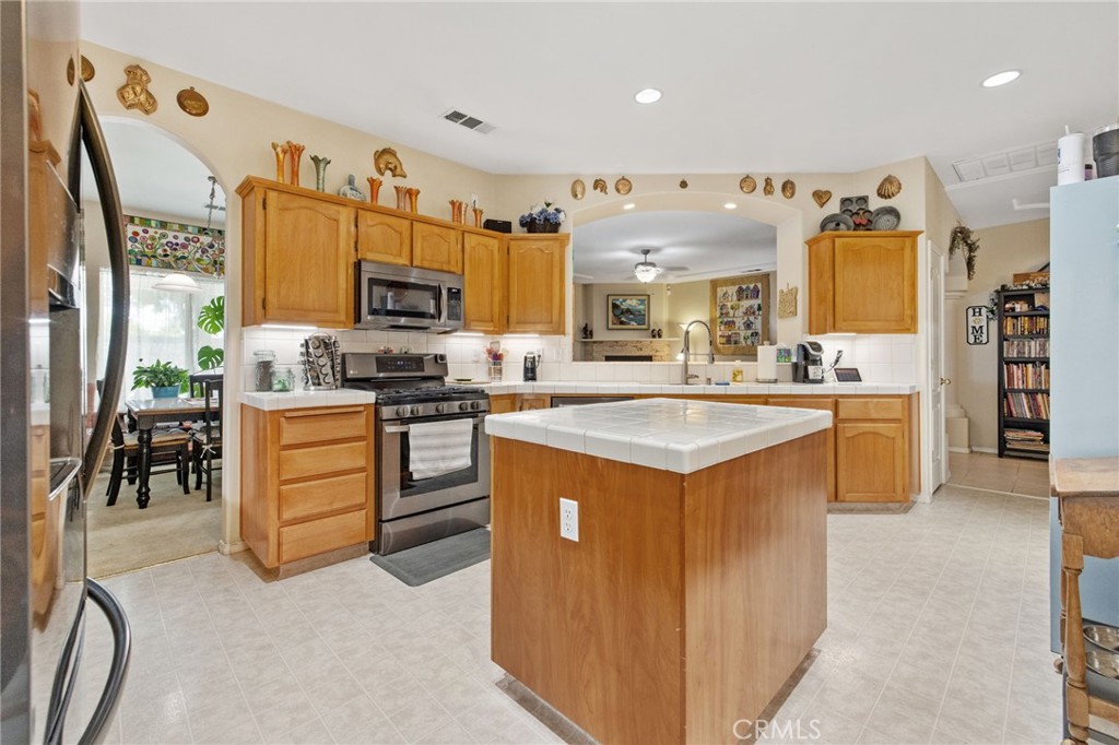 1547 W Claridge Ct, Hanford, CA 93230