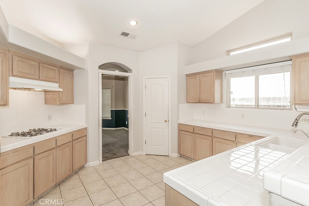 6589 E Michigan, Fresno, CA 93727