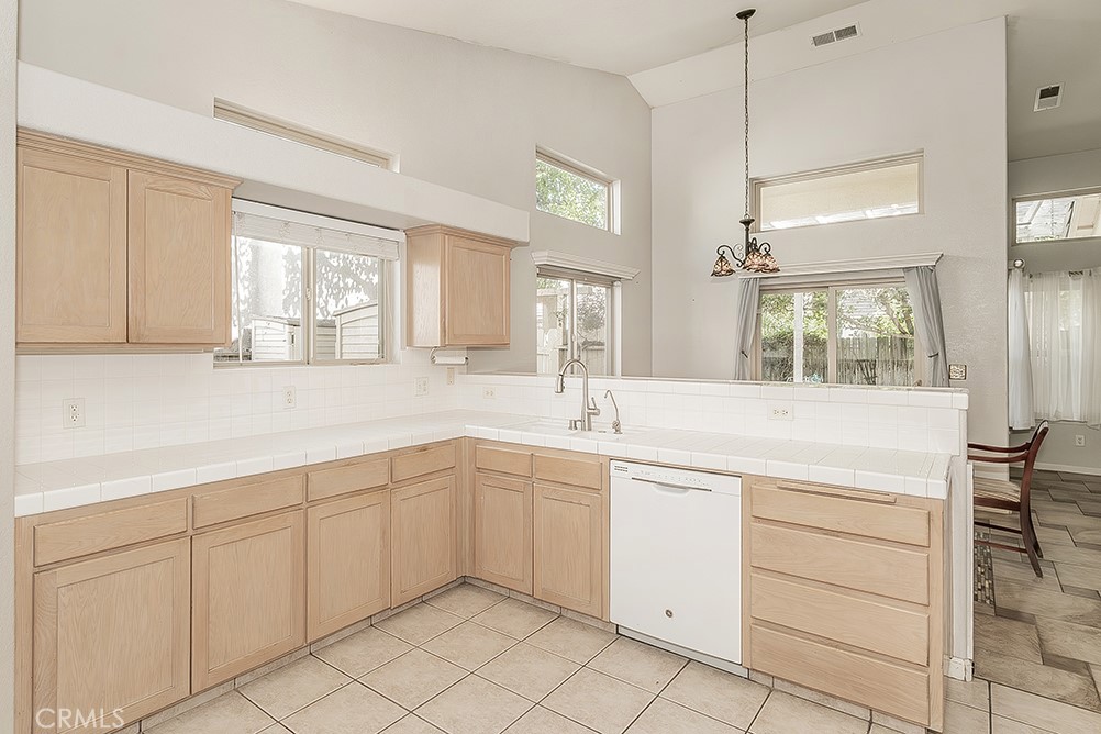 6589 E Michigan, Fresno, CA 93727