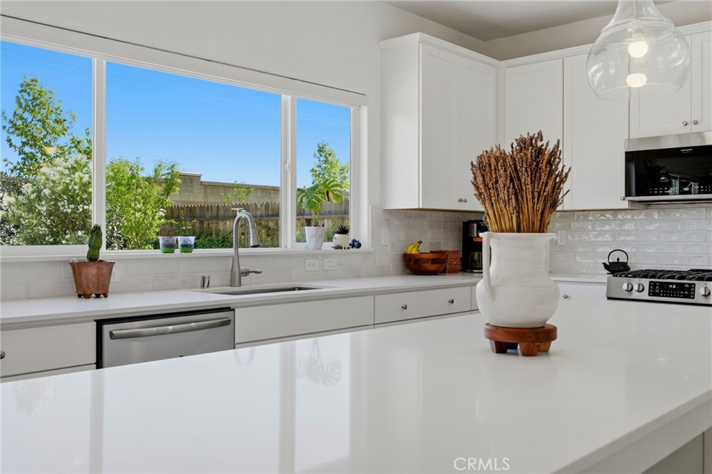 2445 W Claridge Way, Hanford, CA 93230