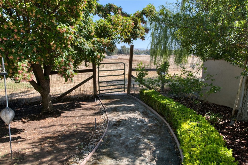 8485 N Madsen, Clovis, CA 93619