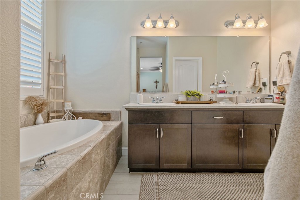 908 Tuscany Ct, Lemoore, CA 93245