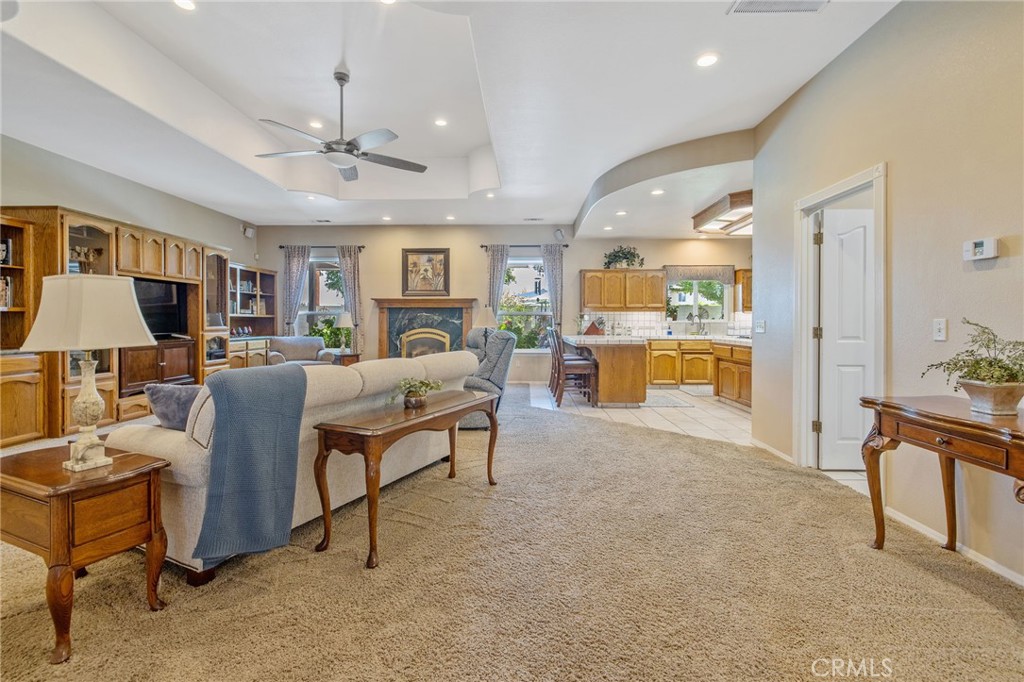2833 E Laura Ct, Visalia, CA 93292