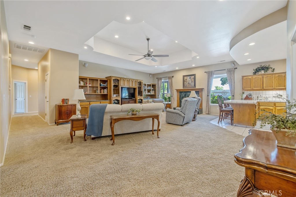 2833 E Laura Ct, Visalia, CA 93292