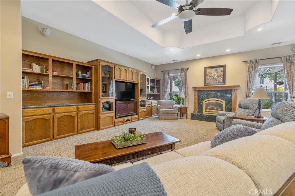 2833 E Laura Ct, Visalia, CA 93292