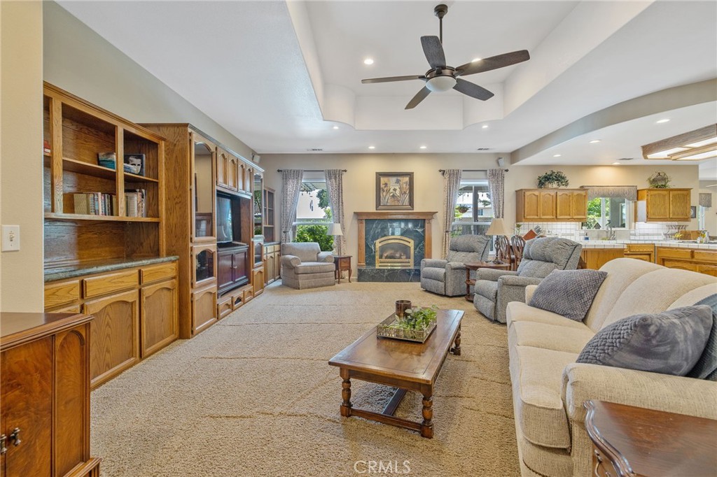 2833 E Laura Ct, Visalia, CA 93292
