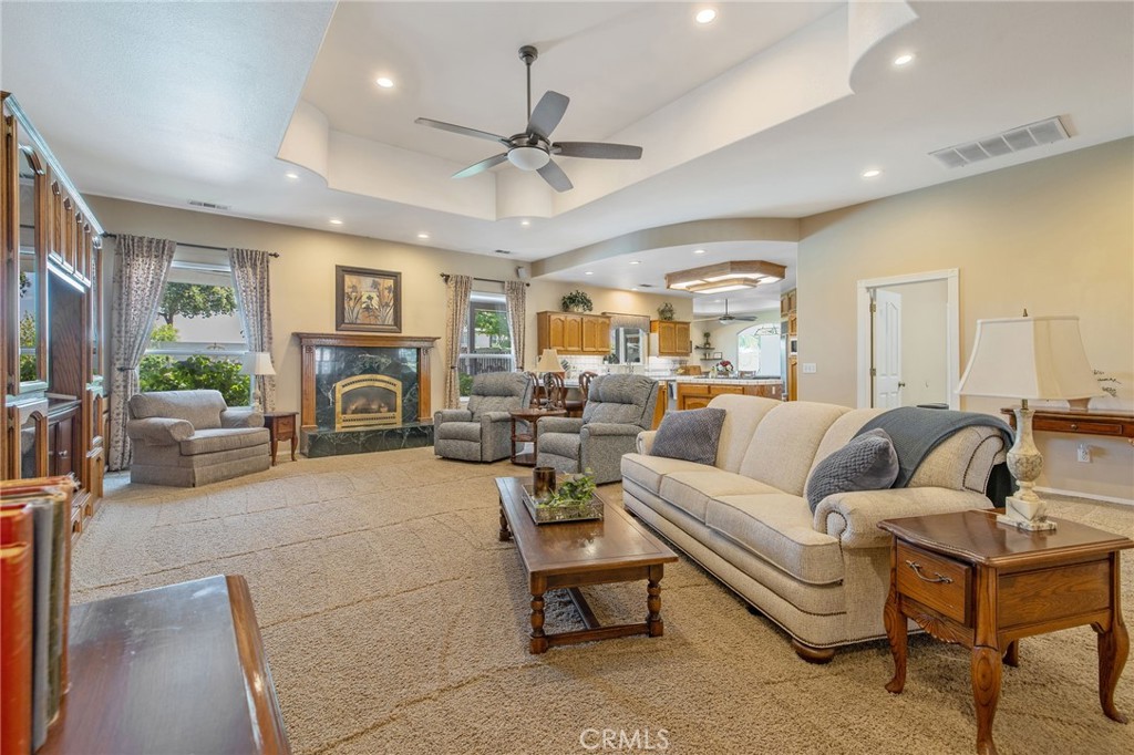 2833 E Laura Ct, Visalia, CA 93292