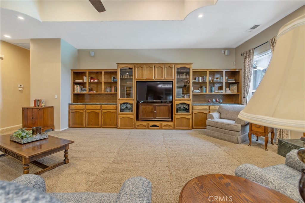 2833 E Laura Ct, Visalia, CA 93292