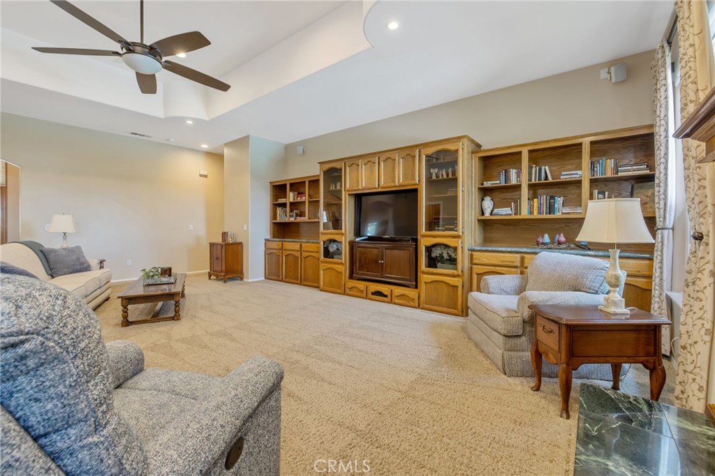 2833 E Laura Ct, Visalia, CA 93292