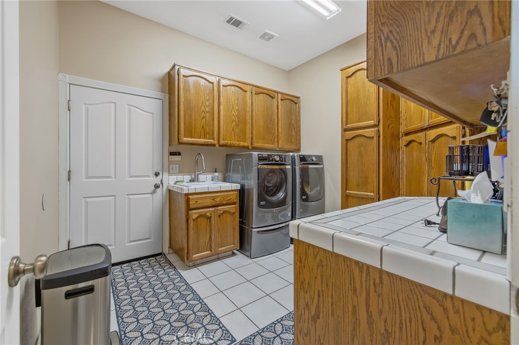 2833 E Laura Ct, Visalia, CA 93292